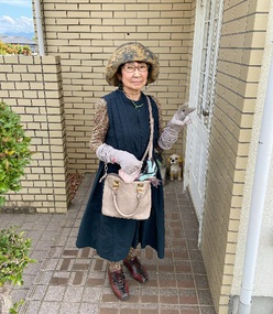 畑仕事をするお洒落な83歳